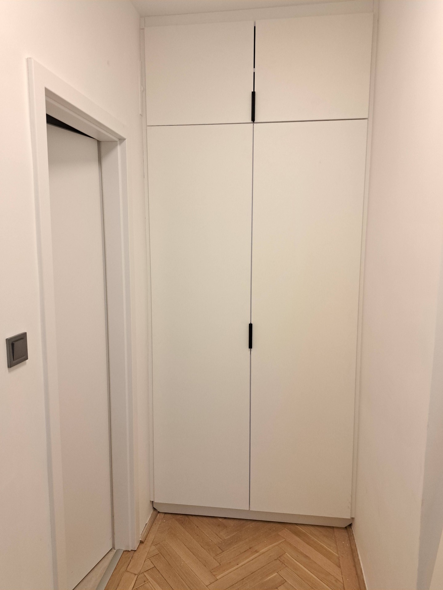 Beépített szekrény csukva