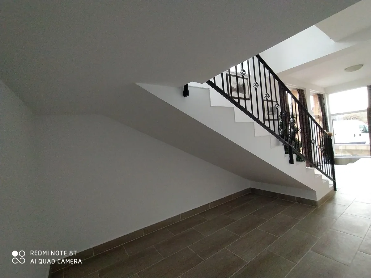 Beton lépcső kovácsolt korláttal
